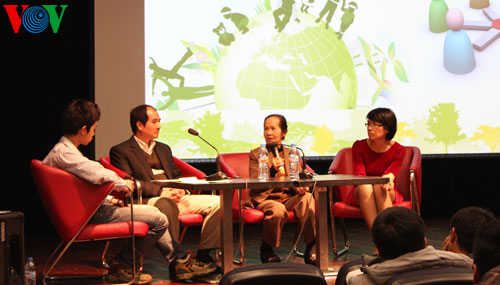 ໂອ້ລົມສົນທະນາກ່ຽວກັບເສດຖະກິດຂຽວຜ່ານບັນດາສາຍຕາ